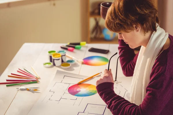 Diseñador gráfico trabajando en el escritorio —  Fotos de Stock