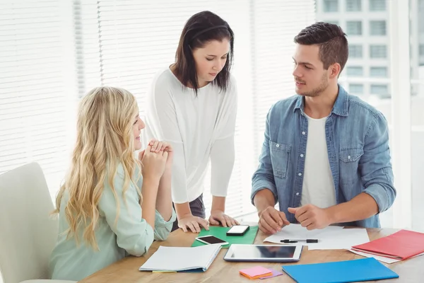 Profesionales de negocios discutiendo en escritorio —  Fotos de Stock