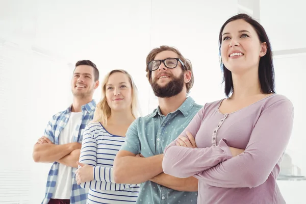 Lächelnde Geschäftsleute stehen Schlange — Stockfoto