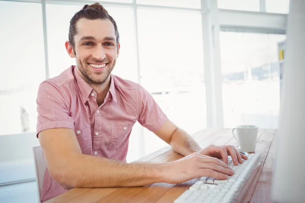 Портрет счастливого бизнесмена, работающего на компьютере — стоковое фото