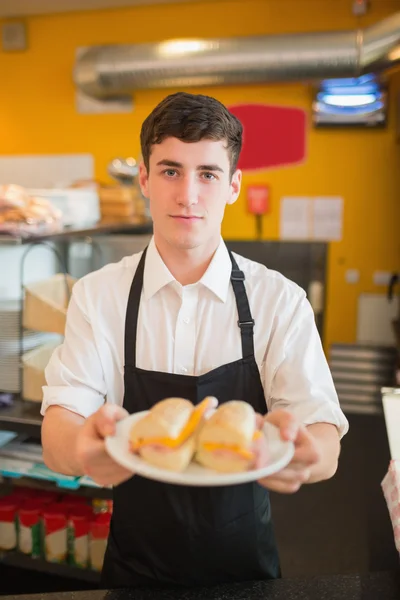 Pewnie mężczyzna robotnik z kanapki w piekarni — Zdjęcie stockowe