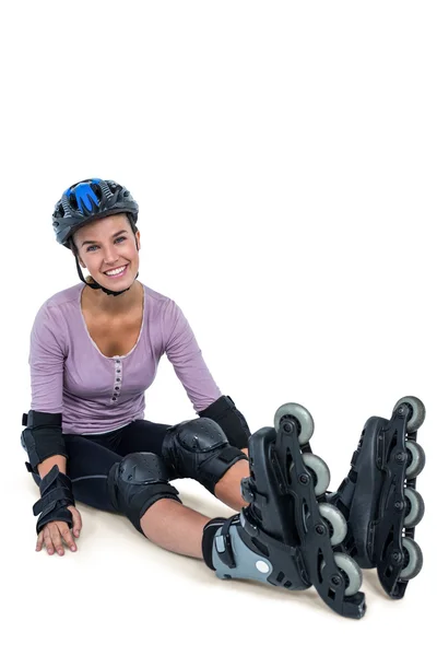 Portret van gelukkig vrouwelijke inline schaatser rusten — Stockfoto