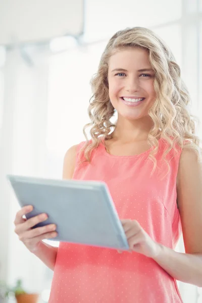 Portret van lachende vrouw met behulp van digitale Tablet PC op kantoor — Stockfoto