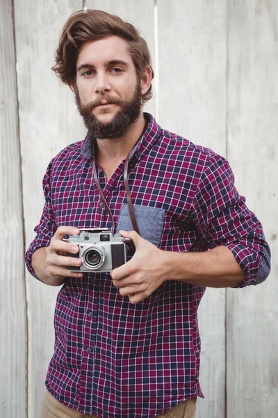 Πορτρέτο του αυτοπεποίθηση hipster χρησιμοποιώντας κάμερα — Φωτογραφία Αρχείου