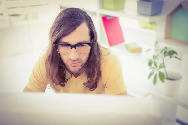 Hipster working at desk in office — Stock Photo, Image