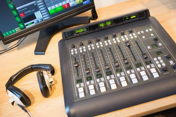 Tonmischpult am Schreibtisch im Radiosender — Stockfoto