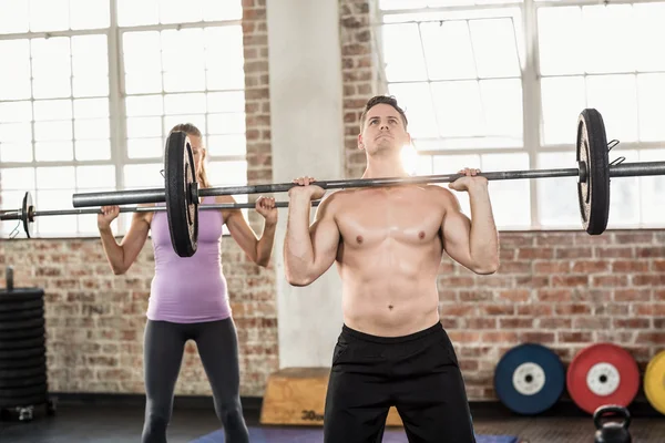 Dos personas en forma haciendo ejercicio en sesión crossfit — Foto de Stock