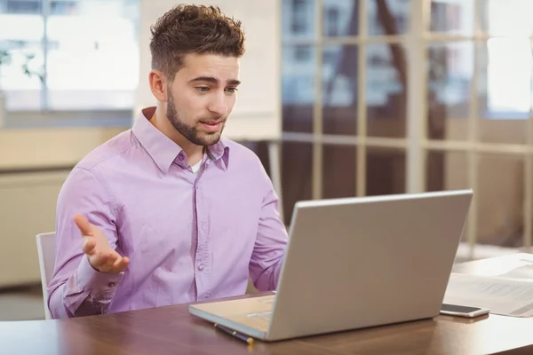 Överraskning affärsman tittar på laptop — Stockfoto