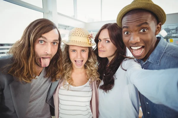 Business-Team macht Gesicht beim Selbstporträt — Stockfoto