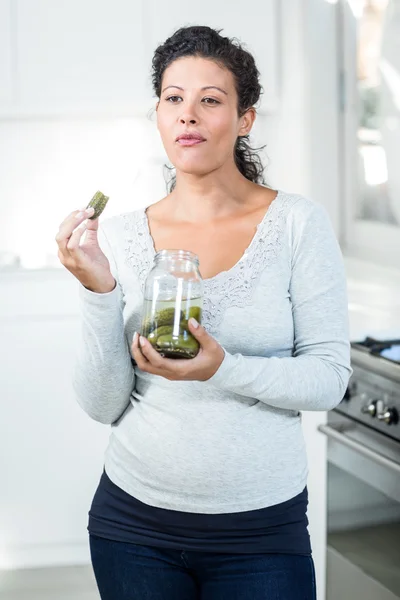 Atrakcyjna kobieta w ciąży jedzenie marynowane — Zdjęcie stockowe