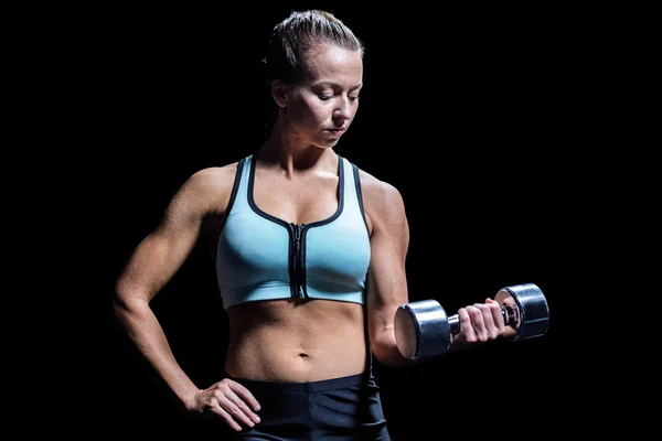 Ajuste de la mujer haciendo ejercicio levantando mancuerna — Foto de Stock