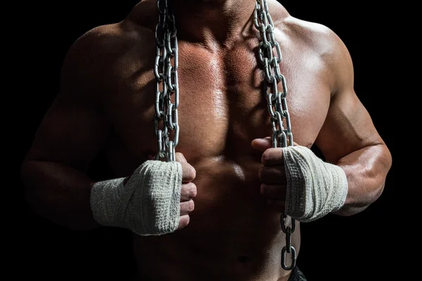 Midsection de homem muscular segurando cadeia — Fotografia de Stock