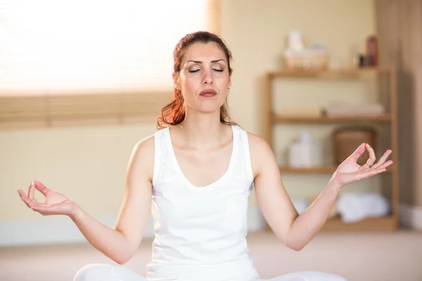 Mujer en postura de yoga mientras medita — Foto de Stock