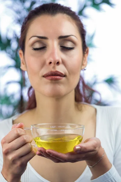 Женщина нюхает травяной чай — стоковое фото