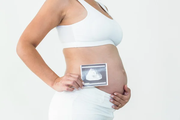 Femme enceinte tenant une échographie — Photo