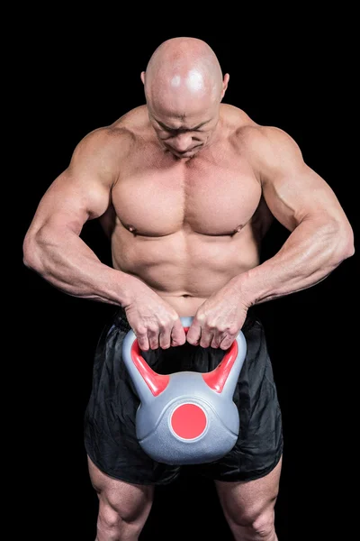 Muscular homem apto levantando kettlebell — Fotografia de Stock