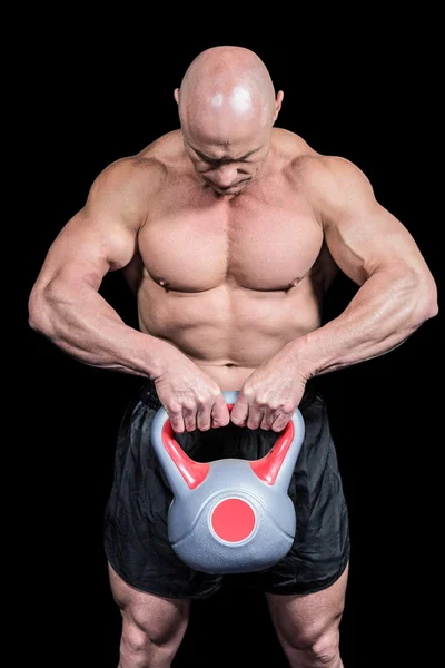 Svalovou fit člověk zvedání kettlebell — Stock fotografie