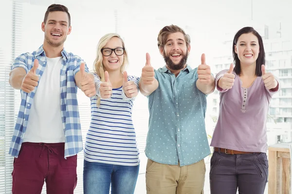 Porträt lächelnder Geschäftsleute mit erhobenem Daumen — Stockfoto