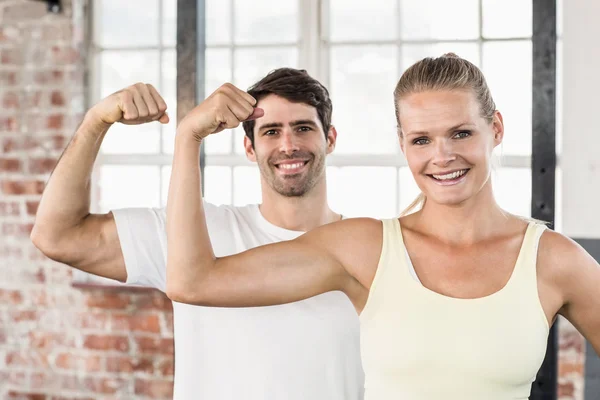 Retrato de la pareja flexionando los músculos —  Fotos de Stock