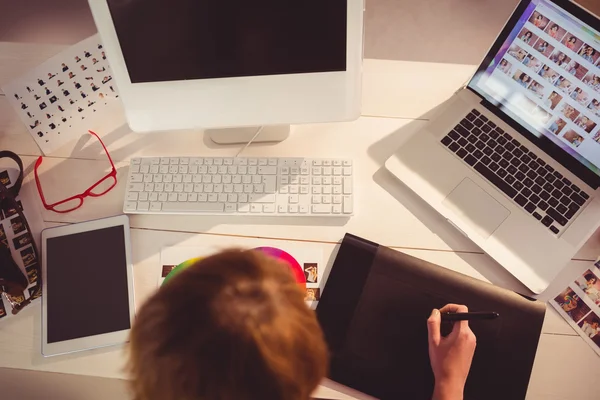 Diseñador gráfico trabajando en el escritorio — Foto de Stock