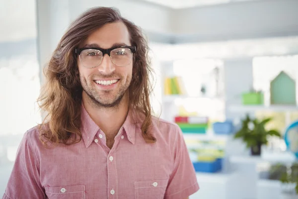 Happy hipster bär glasögon — Stockfoto