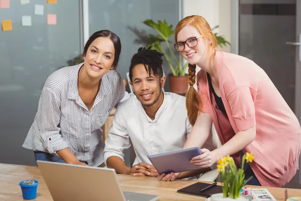 Heureux hommes d'affaires au bureau — Photo