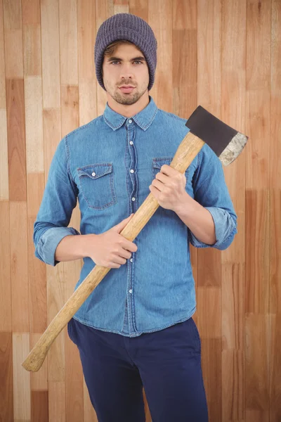 Portret van ernstige hipster houdt bijl — Stockfoto