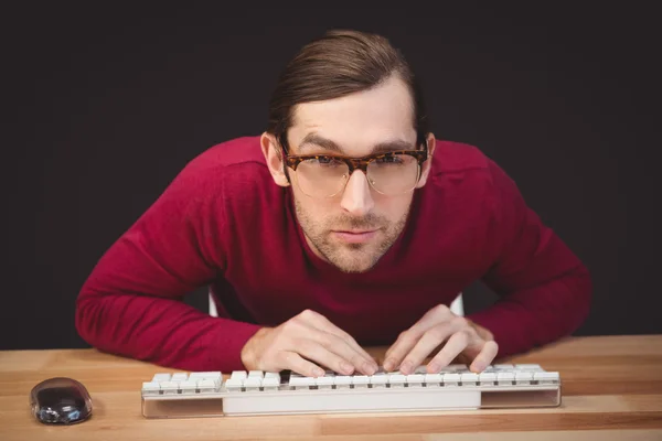Portrét koncentrovaného člověka pracuje na počítači — Stock fotografie