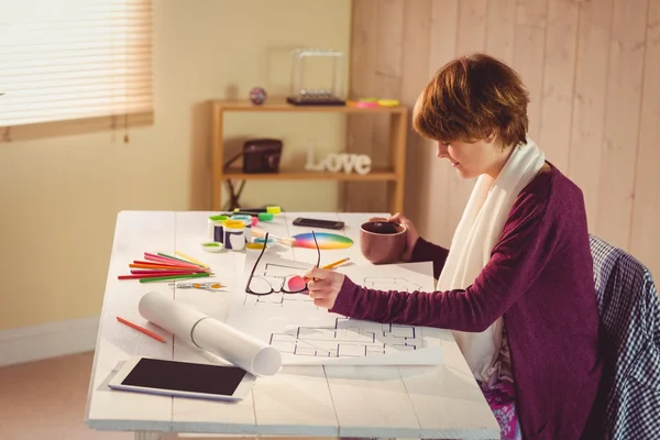 Diseñador gráfico trabajando en el escritorio — Foto de Stock