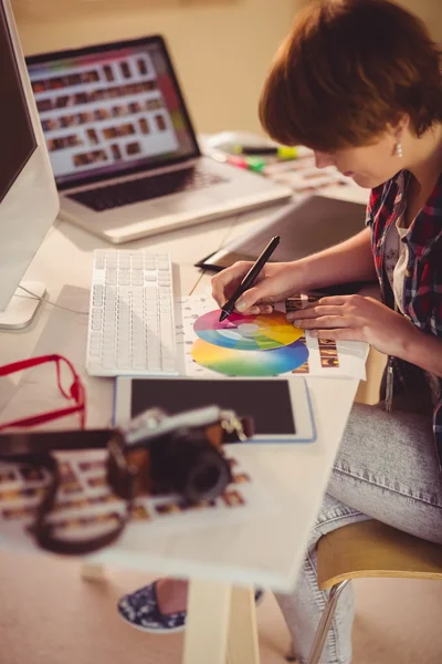 Designer feminina casual trabalhando com digitalizador e cartela de cores — Fotografia de Stock