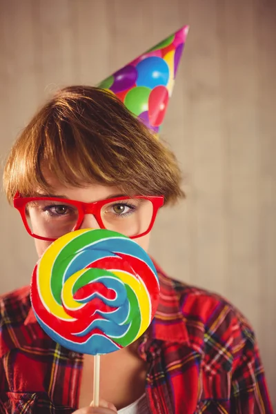 Mooie vrouw met lolly en hoed partij — Stockfoto