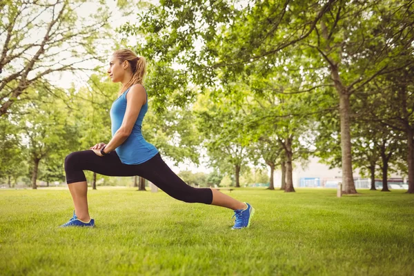 Frau macht Stretchübung im Park — Stockfoto