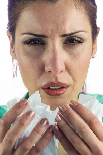 Retrato de cerca de una mujer estornudando sosteniendo tejido — Foto de Stock