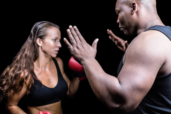 Tränare instruera kvinnliga boxare — Stockfoto