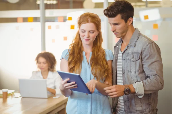 Businesswoman showing digital PC to businessman — Stock Photo, Image