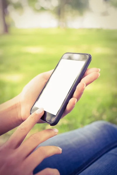 Sección media de la mujer usando el teléfono inteligente — Foto de Stock