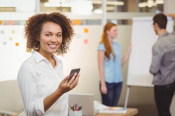 Mujer de negocios sonriente usando teléfono móvil —  Fotos de Stock