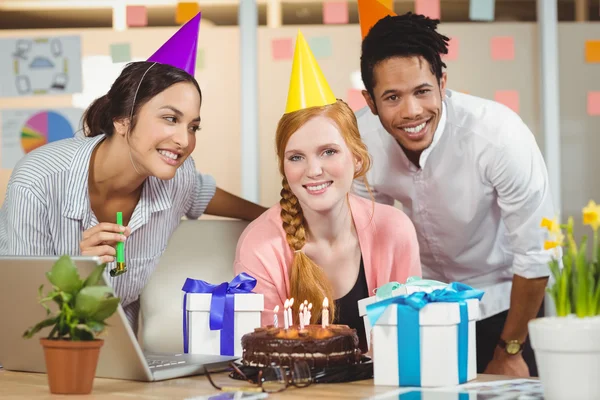 Empresária celebrando aniversário com colegas — Fotografia de Stock