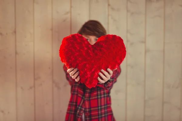 Bir kalp yastık tutan güzel kadın — Stok fotoğraf