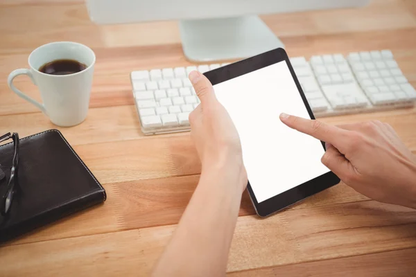 Mann benutzt digitales Tablet mit Computer und Kaffee am Schreibtisch — Stockfoto