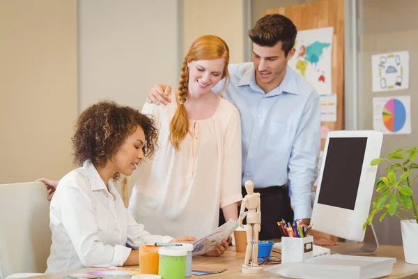 Businesswoman showing documents to colleagues — Stock Photo, Image