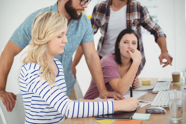 Frau nutzt digitales Tablet — Stockfoto