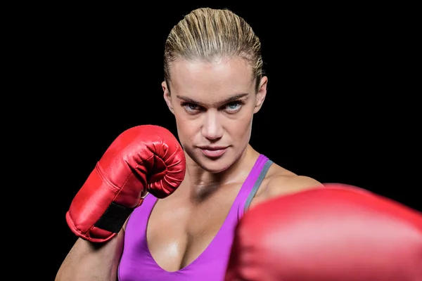 战斗姿态的女拳击手的肖像 — 图库照片