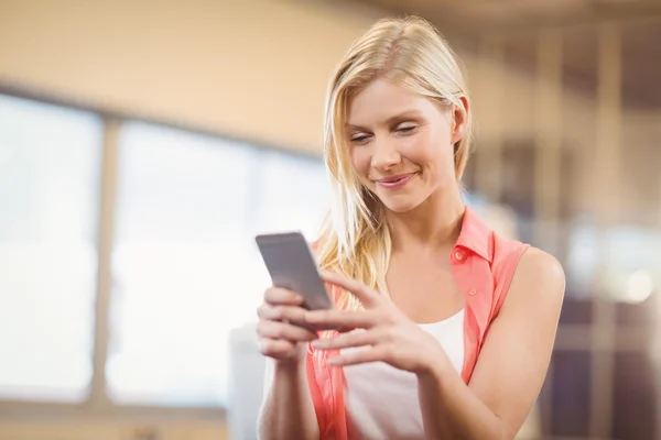 Mulher de negócios bonita mensagens de texto no telefone — Fotografia de Stock