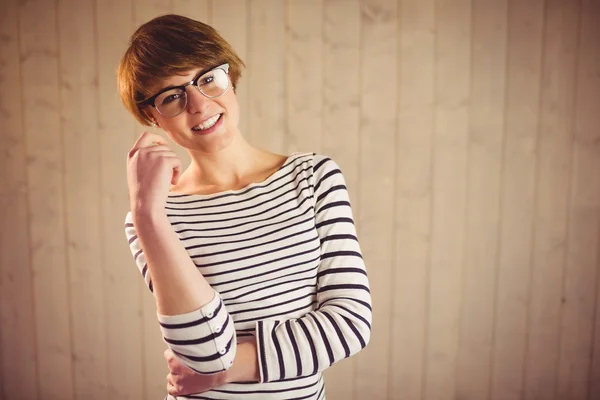 Sorrindo jovem mulher posando com caneta — Fotografia de Stock