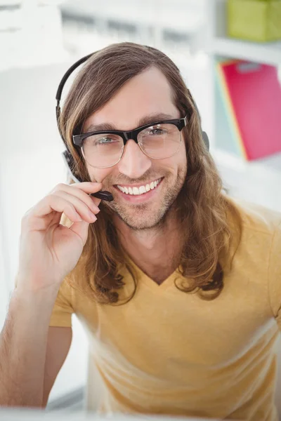 Porträtt av glad hipster med mikrofon — Stockfoto