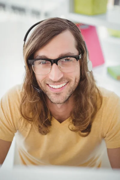 Närbild porträtt av hipster bär hörlurar — Stockfoto