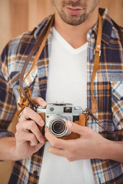 Seção média da lente de ajuste hipster da câmera — Fotografia de Stock