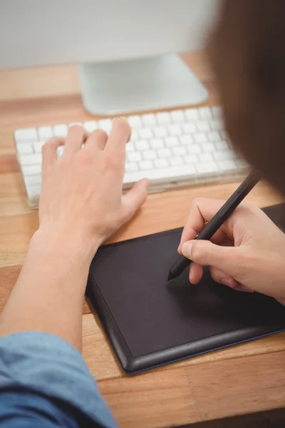 Affärsman med ritbord på skrivbord i office — Stockfoto