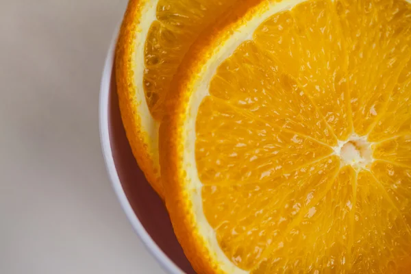 スライスされたオレンジ色の部分のカップ — ストック写真